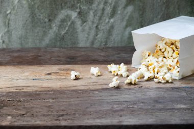 Bir çanta içinde ev yapımı patlamış mısır