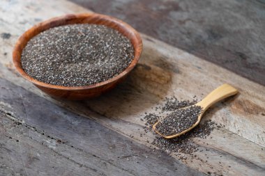 Masanın üzerine bir tahta kaşık Chia tohum