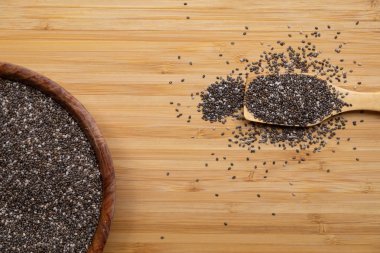 Masanın üzerine bir tahta kaşık Chia tohum