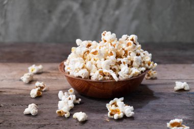 ahşap masa üzerinde patlamış mısır