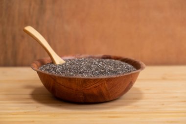 Masanın üzerine bir tahta kaşık Chia tohum