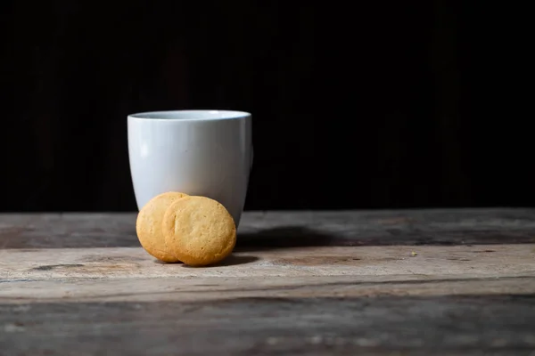 Tereyağlı kurabiye ahşap arka plan üzerinde — Stok fotoğraf