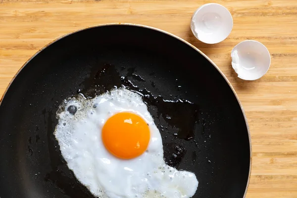 Sázené vejce na pánvi na snídani — Stock fotografie