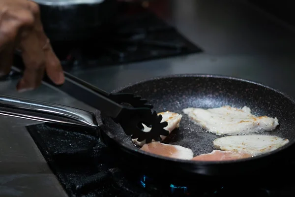 フライパンで揚げたチキンフィレ — ストック写真