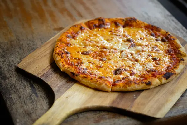 Pizza met kaas Heerlijk vers, Homemead — Stockfoto