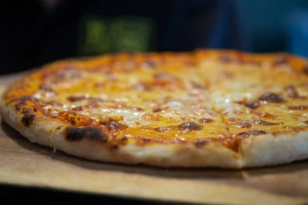 Pizza med ost Läcker färsk, Hembygdsgård — Stockfoto