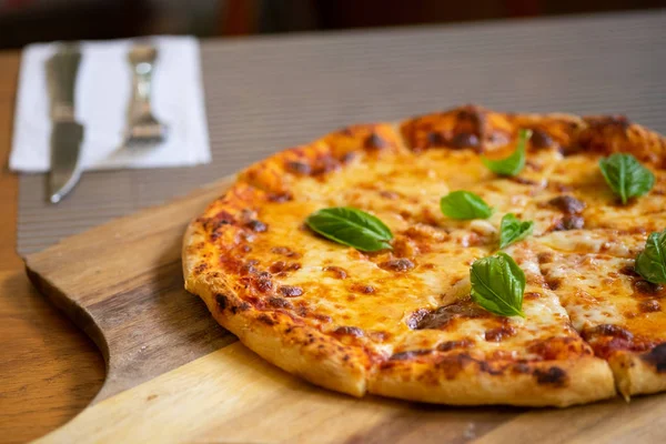 Pizza com queijo Delicioso fresco, Homemead — Fotografia de Stock