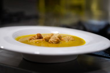 Ekmek arası balkabağı çorbası. Ev yapımı.