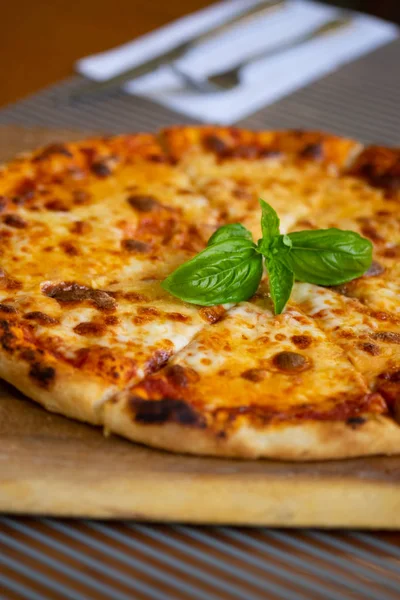 Pizza com queijo Delicioso fresco, Homemead — Fotografia de Stock