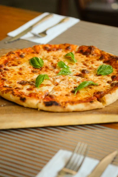 Pizza Med Ost Läcker Färsk Pizza Margarita Hembygdsgård — Stockfoto