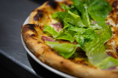 Peynirli pizza Lezzetli taze. Pizza Sezar Salatası, Homebal likörü.