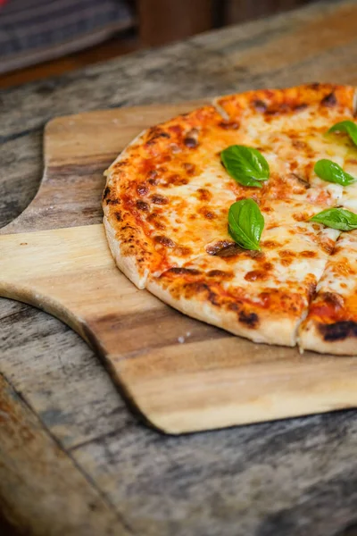 Pizza Med Ost Läcker Färsk Pizza Margarita Hembygdsgård — Stockfoto