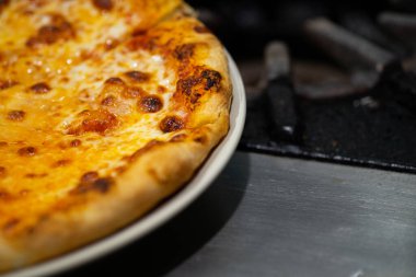 Peynirli pizza Lezzetli taze. Pizza Sezar Salatası, Homebal likörü.