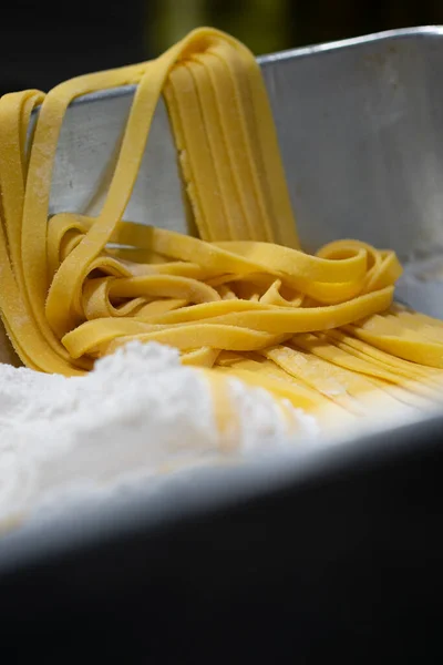 Pasta Fresca Fatta Casa Sul Tavolo Della Cucina — Foto Stock
