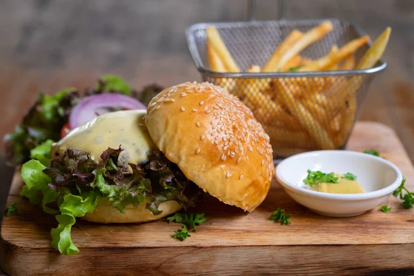 Hausgemachter Hamburger Mit Pommes Salat Und Käse — Stockfoto