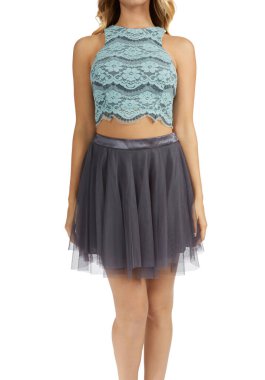 İki askılı dantel bluz ve örgü etek