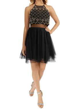 Siyah, genç, kolsuz, çiçekli, beyaz arka planlı bir etek.