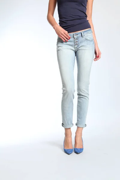 White Wash Denim 'de Yüksek Rahatlatılmış Kısa Donlar, daha uzun bir yükseliş, yıpranmış kenarlar ile gevşek bacak ve klasik beş cepli stil ile yüksek bel,.