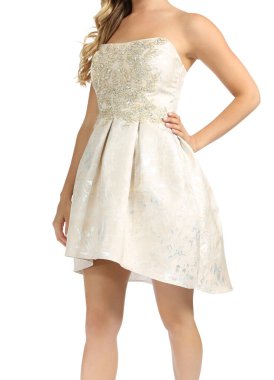 Beyaz Askısız Dantel Elbise Broşlu beyaz arkaplan