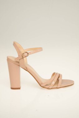 Seksi Altın Parmak Sivri Parmak Tek Ayakkabılı Yüksek Topuklar Deri Deri, beyaz arka plan