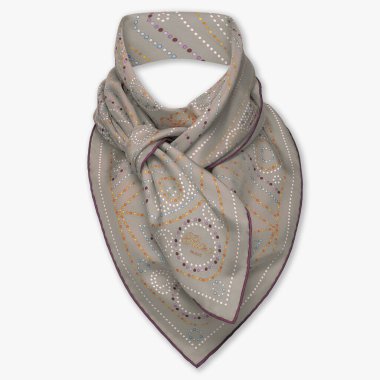 Gri Eşarp - Beyaz arka plan eşarplı el yapımı ipek eşarplar - beyaz arkaplanlı el yapımı ipek eşarplar