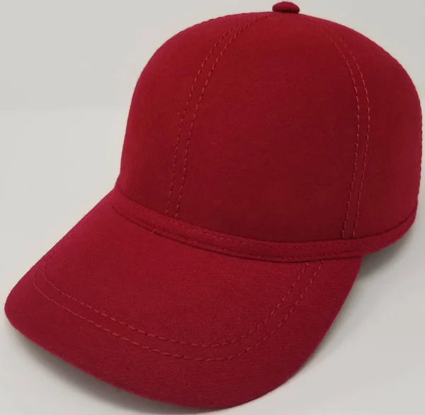 Rode Honkbal Cap voor Mannen met witte achtergrond, Stijl nieuwe Mannelijke honkbalpet Rood met witte achtergrond, Pin & Ring Design Honkbal Cap met witte achtergrond — Stockfoto