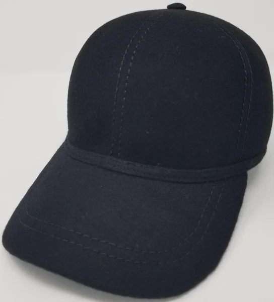 Brązowa czapka z daszkiem dla mężczyzn z białym tłem, Style nowa czapka z daszkiem Brązowa z białym tłem, Pin & Ring Design czapka z daszkiem z białym tłem — Zdjęcie stockowe