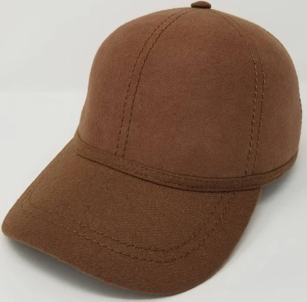 갈색 야구 모자, 흰색 배경 이 있는 새로운 남성 야구 모자, 흰색 배경 이 있는 핀 & 링 디자인 야구 모자 — 스톡 사진