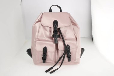 Gili Allık Pembe Deri Sırt Çantası ve Debriyajı, Beyaz arka planlı Bambu Beyaz Deri Sırt Çantası