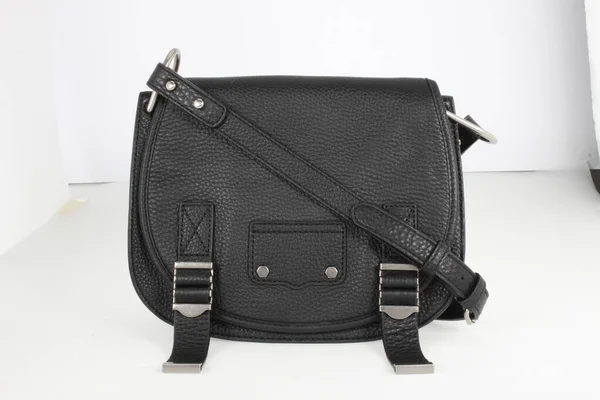 Елегантний чорний мішок для офіційного використання з міні-чорною сумкою для макіяжу та іншими матеріалами з білим тлом — стокове фото