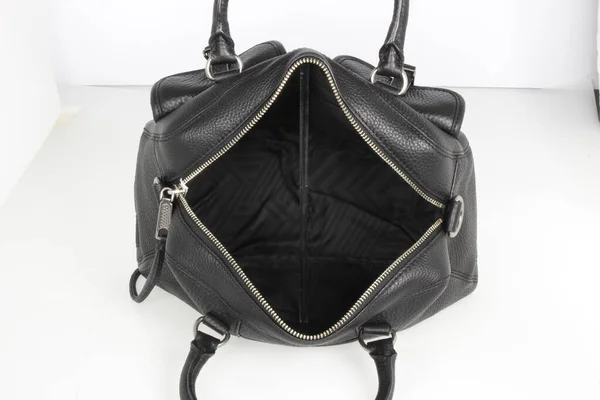 Elegante borsa nera per uso ufficiale con mini sacchetto nero per il trucco e altri elementi essenziali con sfondo bianco — Foto Stock