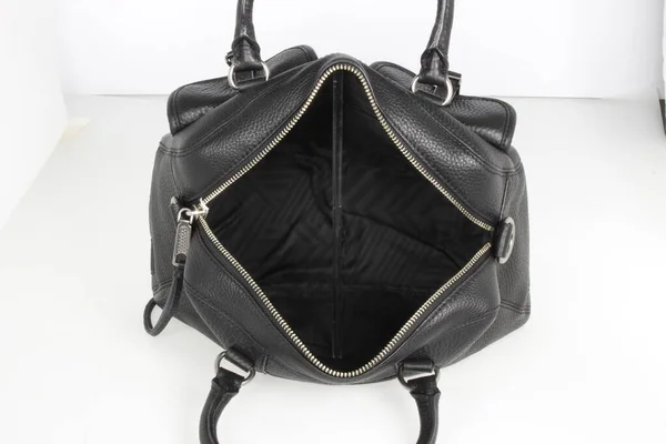 Saco preto elegante para uso oficial com mini bolsa preta para maquiagem e outros itens essenciais com fundo branco — Fotografia de Stock