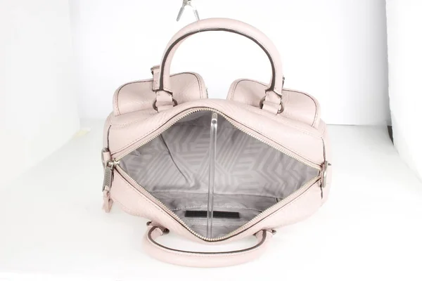 Gili Blush Sac à dos et embrayage en cuir rose, sac à dos en cuir blanc bambou avec fond blanc — Photo