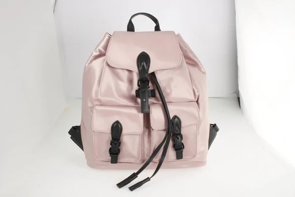 Gili Blush Mochila de couro rosa e embreagem, Mochila de couro branco de bambu com fundo branco — Fotografia de Stock