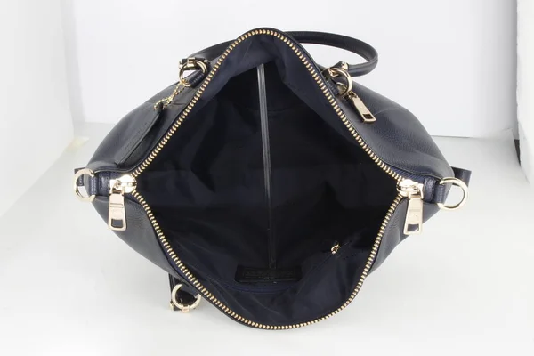 Negro sólido PU Sling Bag - Bolso de las señoras, Bolsos de cuero Big Women Bag Bolsas femeninas ocasionales de alta calidad — Foto de Stock