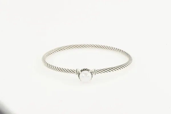 Браслет марки SKN Silver Chain Rakhi Bracelet, бриллиантовое кольцо Luna Diamond Ring, серебряный металлический браслет Swarovski Silver in Metal — стоковое фото