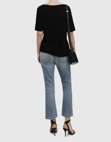 T-shirt nera girocollo donna mezza manica, fondo bianco naturale in cotone di seta Voile Schiffli Off Shoulder Top con jean blu — Foto Stock