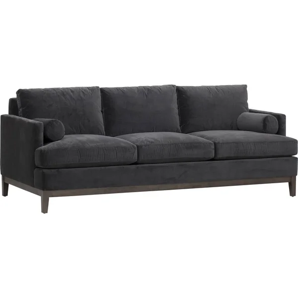 Sitze gemütliches Ledersofa, 2-sitziges modernes Sofa aus hellgrauem Stoff, 2-sitziges Sofa, Federkissen-Sofa, — Stockfoto