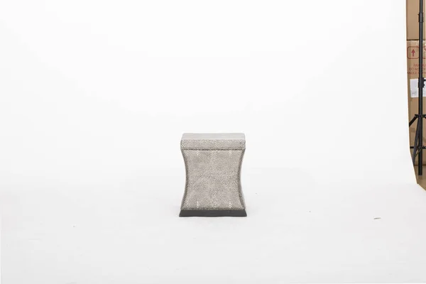 Chaise Οθωμανική, γκρι ottoman χρησιμοποιείται με Swoop σπονδυλωτή καθίσματα, Ingot οθωμανική με λευκό φόντο — Φωτογραφία Αρχείου