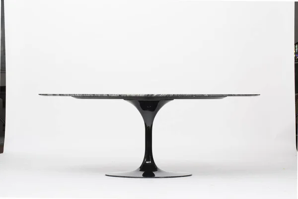 Tamanho médio das mesas de jantar, mesa de jantar barata da noz, tabela de jantar impressionante da noz da decoração — Fotografia de Stock