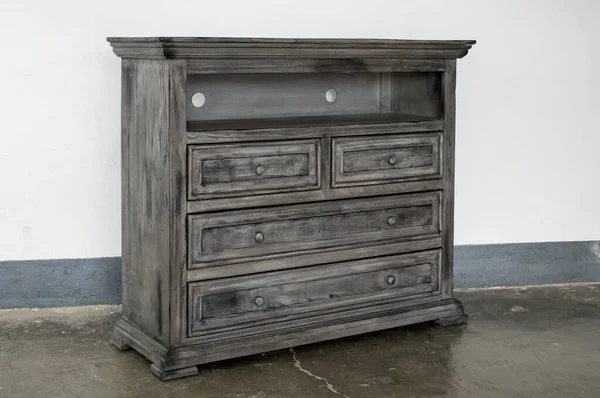 Ev için ahşap sandık, beyaz arka planı olan siyah tahta televizyon standı.