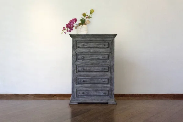 Ev için ahşap sandık, beyaz arka planı olan siyah tahta televizyon standı.