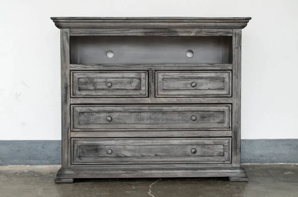 Ev için ahşap sandık, beyaz arka planı olan siyah tahta televizyon standı.