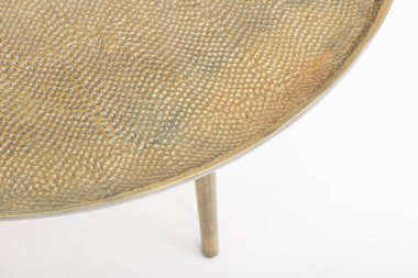 Yuvarlak masa, beyaz arka planda tahta bacaklar.