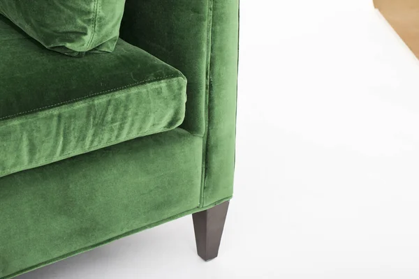 Divano verde isolato su sfondo bianco. Un divano letto su sfondo bianco — Foto Stock