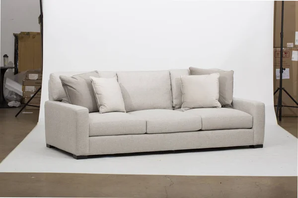 John Lewis & Partners Bailey RHF Chaise End Sofá cama, Un sofá de lujo inspirado en el diseño italiano, Amalfi tiene tapicería de cuero con fondo blanco — Foto de Stock