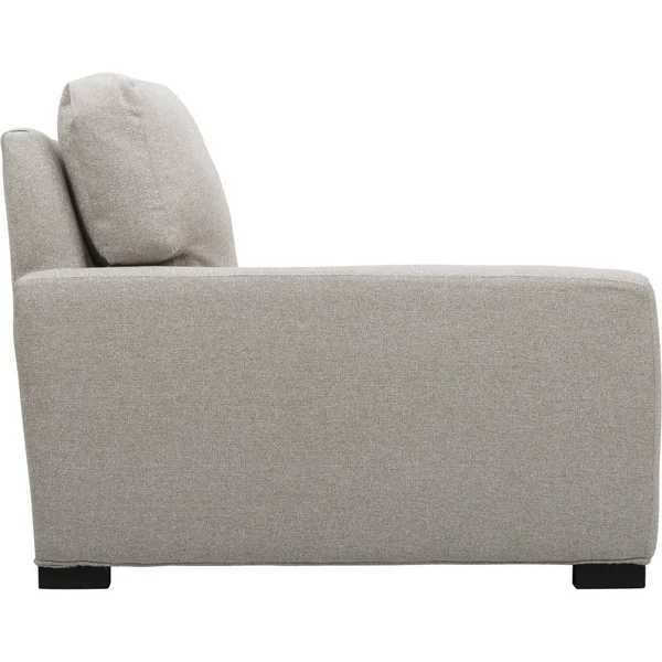 John Lewis & Partners Bailey RHF Chaise End Sofá cama, Un sofá de lujo inspirado en el diseño italiano, Amalfi tiene tapicería de cuero con fondo blanco — Foto de Stock
