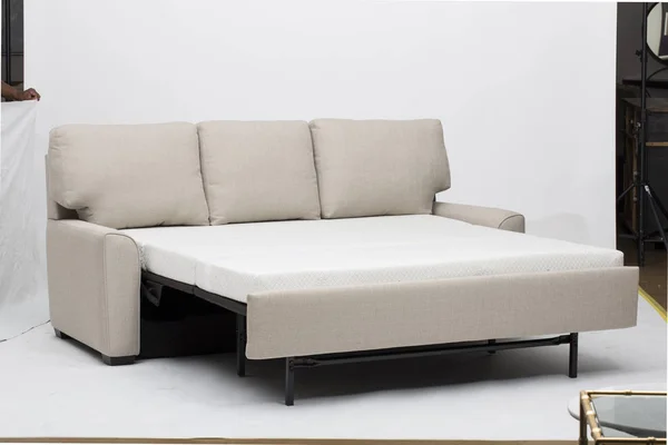Sofá convertible cama-blanco, Flex Loveseat Chaise Sectional Sleeper, Flex Full Size Loveseat Chaise Sleeper Luonto Furniture — Foto de Stock