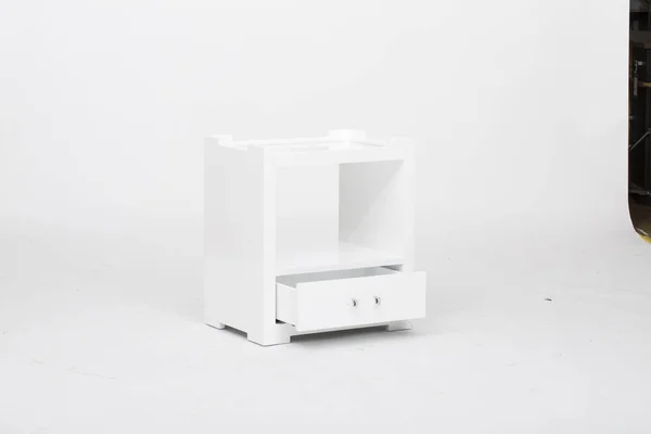 Mesa de consola de cristal gris claro de 3 cajones, Lucas Sideboard jalá Rove Concepts, unidad de entretenimiento de TV de 3 cajones blanca, aparador de cajón Mateer 3 con fondo blanco — Foto de Stock