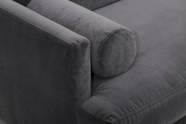 Mavi iki koltuklu yastıklı, beyaz arka planda izole edilmiş.